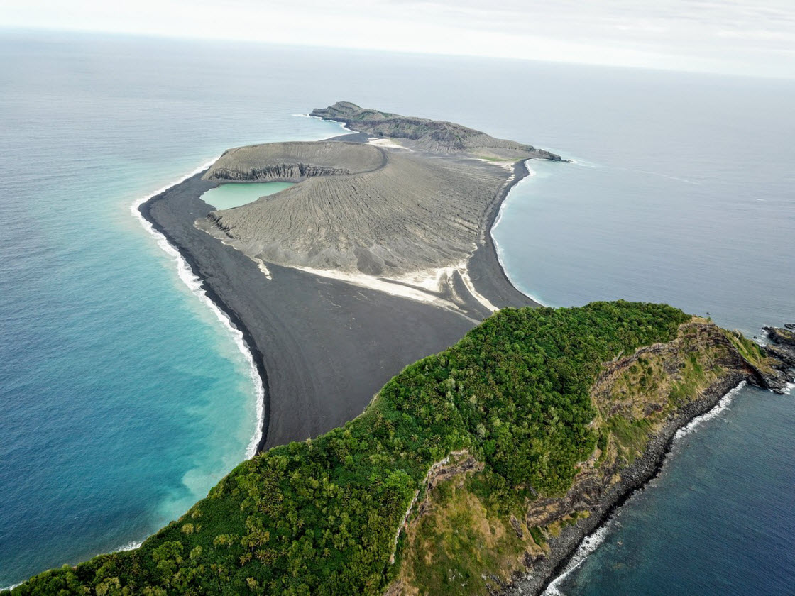 Таинственный остров, которого не существовало еще четыре года назад, теперь полон жизни природа