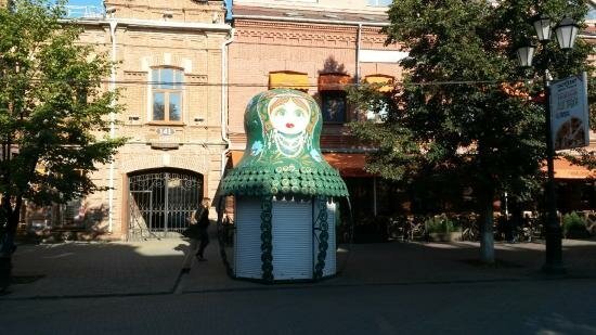 Русская Барби: матрёшки во дворах и в общественных пространствах город  