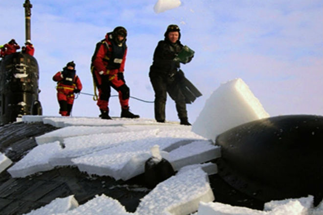 Атомная подлодка пробивает арктический лед культура