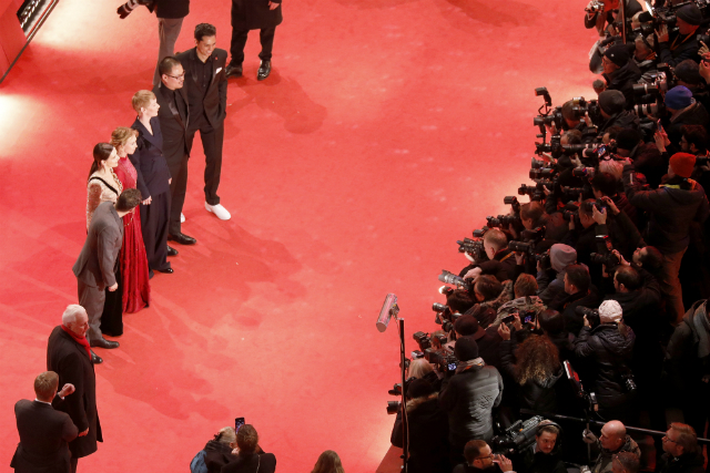 Жюльет Бинош, Энди Макдауэлл, Тони Гаррн и другие на церемонии открытия Берлинского кинофестиваля — 2019 красная дорожка