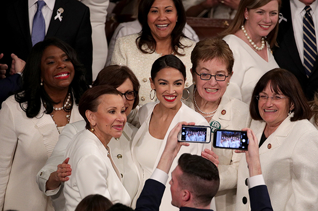 Как суфражистки: женщины-демократы нарядились в белое в знак несогласия с политикой Трампа новости
