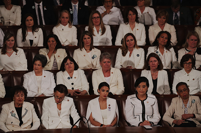 Как суфражистки: женщины-демократы нарядились в белое в знак несогласия с политикой Трампа новости